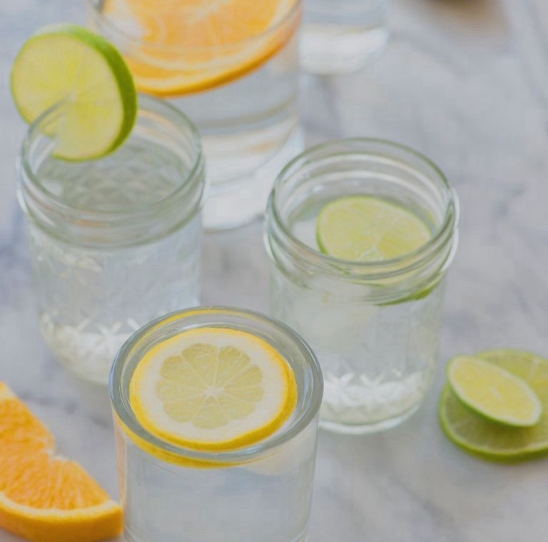 ¡Refresca tu Verano con Hidratación! Consejos y Beneficios de Beber&nbsp;Agua🌞💧